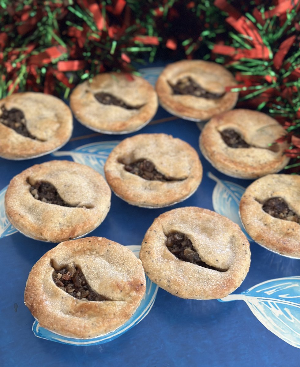 Space___Geek's tweet image. First batch of @warndu Native Fruit Mince Pies are done. Native fruit mince filling in wattleseed short crust pastry, with a gum leaf cut-out. 
Pretty happy with how these turned out. 

#Warndumai #australiannativefood #CreativeNative #AustralianFood
 #indigenousFood #NativeFood