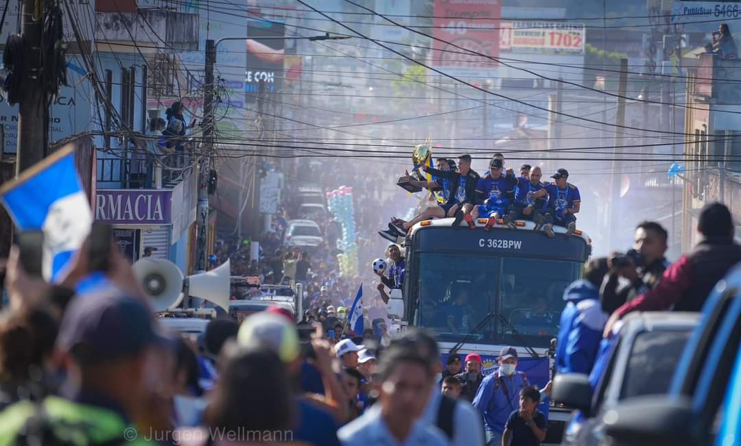 panchete_fusca's tweet photo. Miles de personas esperando, una caravana que duró 18 horas, todo por ver de nuevo al Cobán Imperial campeón 🤴🏽💙🇬🇹 https://t.co/usN5Q5hDy7