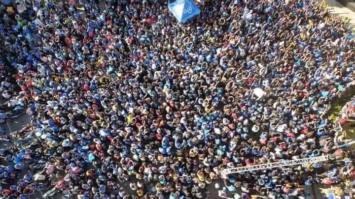 panchete_fusca's tweet photo. Miles de personas esperando, una caravana que duró 18 horas, todo por ver de nuevo al Cobán Imperial campeón 🤴🏽💙🇬🇹 https://t.co/usN5Q5hDy7