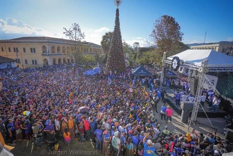 panchete_fusca's tweet photo. Miles de personas esperando, una caravana que duró 18 horas, todo por ver de nuevo al Cobán Imperial campeón 🤴🏽💙🇬🇹 https://t.co/usN5Q5hDy7