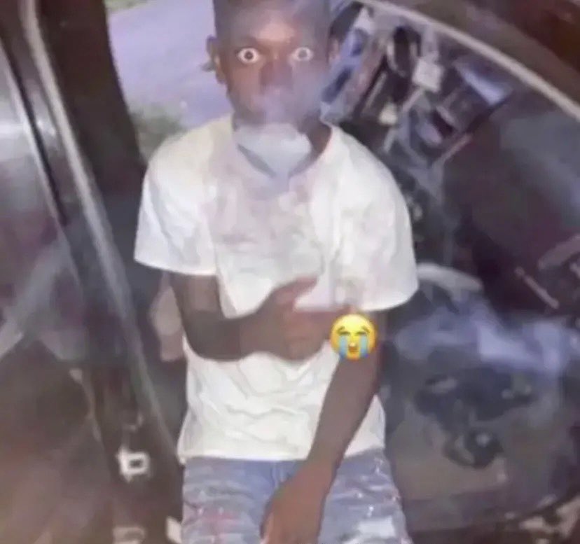 Hangmansaa's tweet photo. @cornski Smoking her rn 😂 https://t.co/UAzohksO0W