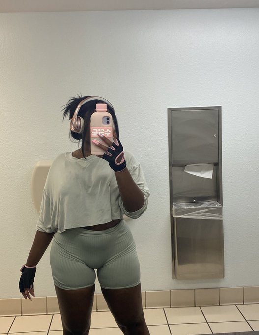I&rsquo;m such a gym mommy 🏋️&zwj;♀️ https://t.co/I9GIoPU7IV
