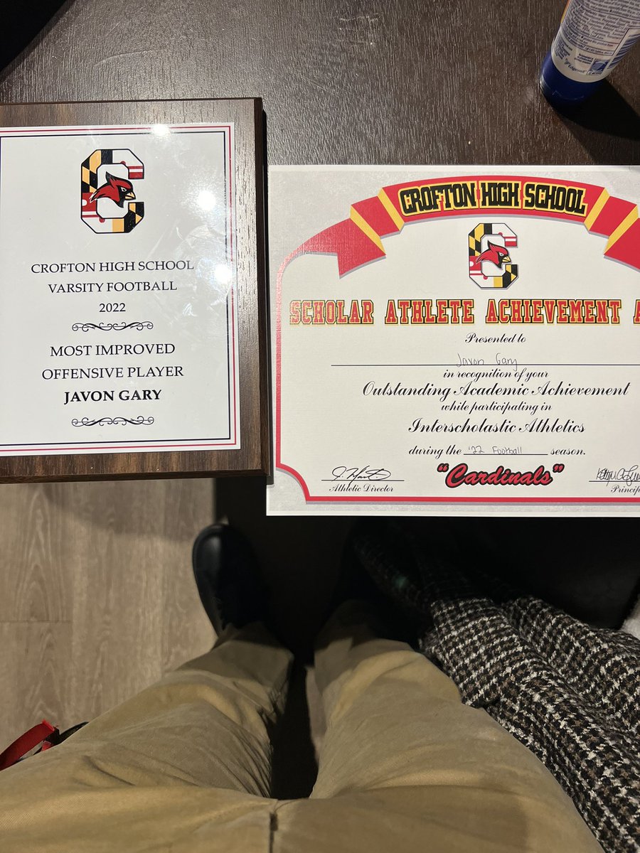 javonGaryJR's tweet photo. Earned most improved offensive player and got an award for 4.0 gpa or higher I had a 4.25 gpa @CroftonFB thank you enjoyed what we started @CoachTSomm65 https://t.co/tgfPnLgjBg