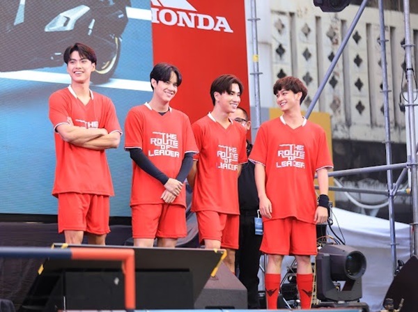 prjipata's tweet photo. #รถจักรยานยนต์ฮอนด้า เนรมิตลานสยามสแควร์ เป็นสนามฟุตบอล แมตช์พิเ��ษ ดึง “เจ-ชนาธิป” ลงดวลแข้งเหล่าตัวตึง “โอม-นนน-เพิร์ธ-ชิม่อน” สุดมันส์ จนสยามสแควร์แทบแตก! กับกิจกรรม “#HondaClick Series”
#HondaThailand #เจชนาธิป #JayChanathip #โอมภวัต #นนนกรภัทร์ #เพิร์ธธนพนธ์ #ชิม่อนวชิรวิชญ์ https://t.co/eFPsrOZLnq