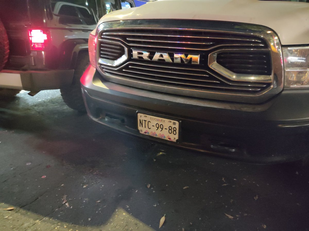 Justinomex's tweet photo. Atención @SSC_CDMX @UCS_GCDMX @OVIALCDMX Sr. NO permite salir, estacionó su camioneta en doble fila y se bajó a comer #lordsur12 #sur12 Urge grúa por favor, hay varios vehículos en doble fila!. @TlalpanAl @TlalpanConscien @vecinoseguro @TlalpanVecinos https://t.co/rRibWPKtn8