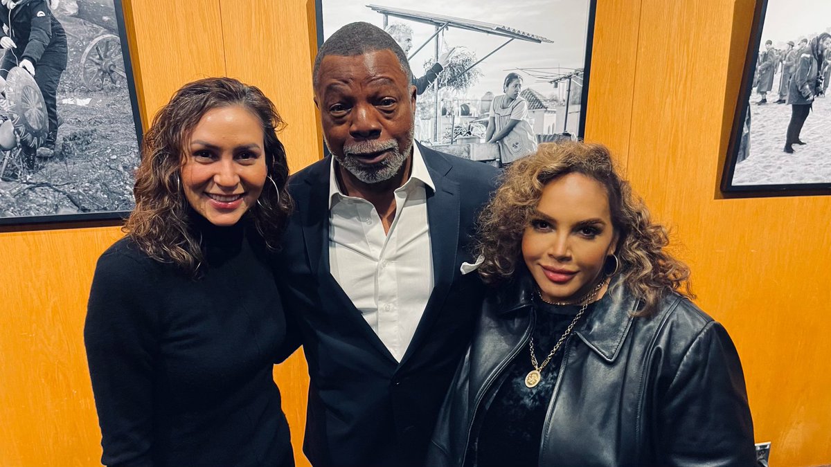 Thank you #QueenSugar sister <a href="/neemrick/">neema barnette</a> &amp; <a href="/TheCarlWeathers/">Carl Weathers</a> for being so kind at the #DGAStudentFilmAwards. It was fun presenting with you both🙏🏽🥰💐