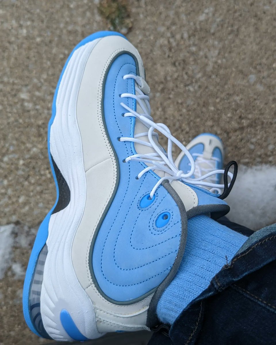 amcmath04's tweet photo. Monday! #KOTD #Nike #AirPenny2 #SoicalStatus #Playground #UniversityBlue #ashwithkicks #undsmonday #soleangles #theshoefirm #snkrsliveheatingup #sneakersisterhood #respectherstyle #queenofsoles #wearyoursneakers #yoursneakersaredope
Shoes @iam1cent x @nike x @thesocialstatus https://t.co/H0Ec7YbMM0