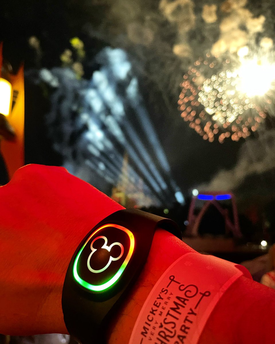 MikeBelobradic's tweet photo. Christmas magic lights up the night at Mickey’s Very Merry Christmas Party.

#magicbands #magicband #mvmcp #disneychristmas #magickingdom #fireworks #disneyatnight #disneyafterdark https://t.co/SFqmVQ4ixR