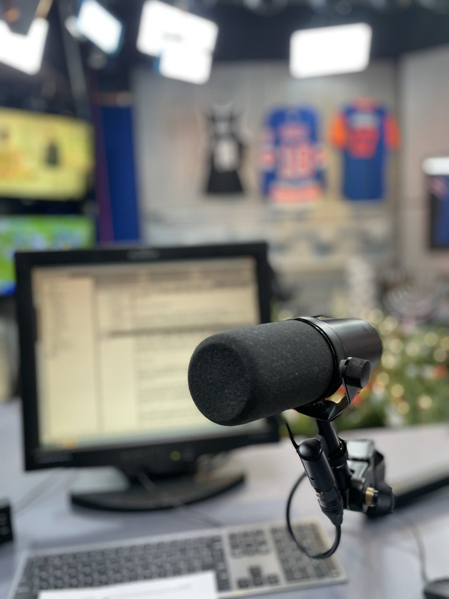 DHenryTV's tweet photo. Bringing you live updates at the bottom of the hour on @CBSSportsRadio tonight! Tune in!! #UpdateAnchor #SportsRadio https://t.co/Q4lLthGjTj