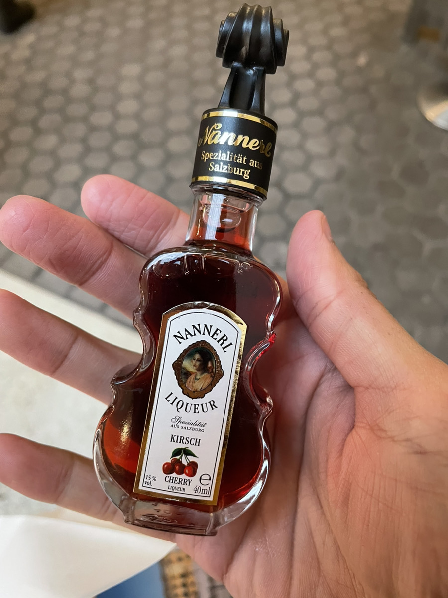 LinkStory_coltd's tweet photo. チェコにいる先輩が、LS BAR におくリキュールを買ってくれました〜✨
バイオリンの形でオシャレです🥺✨
バーカウンターに飾られるのが楽しみすぎます🍸
#LSBAR #BAR #リキュール https://t.co/M0fCZbcoWq