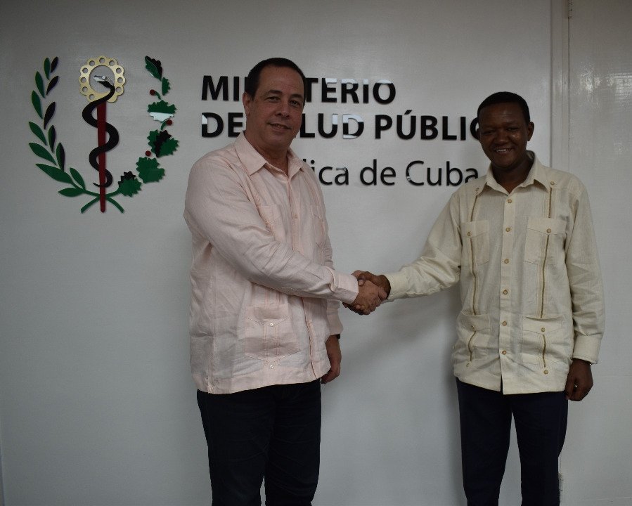 En la tarde de este lunes sostuvimos un encuentro en el Ministerio de Salud Pública con el excelentísimo señor Doctor Alfred Mutua, secretario del Gabinete para Asuntos Exteriores y de la Diáspora, de la República de Kenya, quien se encuentra de visita en nuestro país.