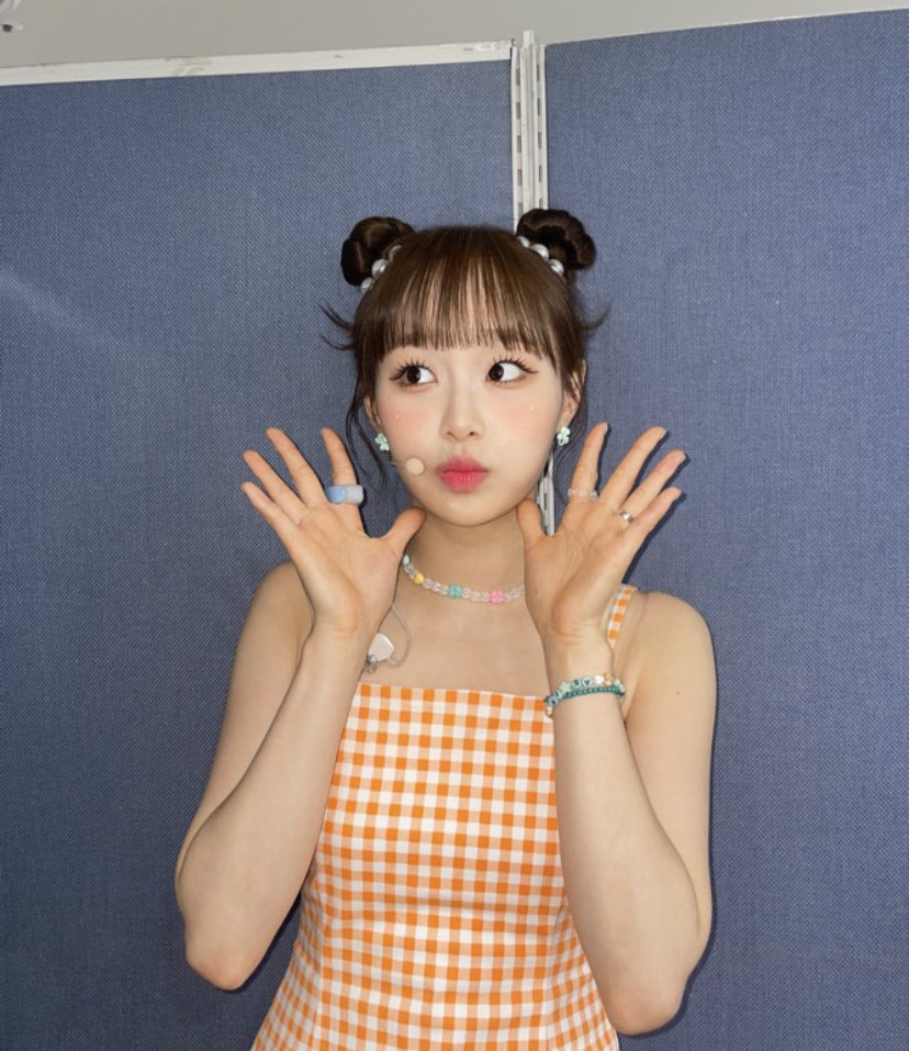 CHUUSLOOKS's tweet photo. this sequence of chuu pics 🥹 https://t.co/yZQ3bgKkzH
