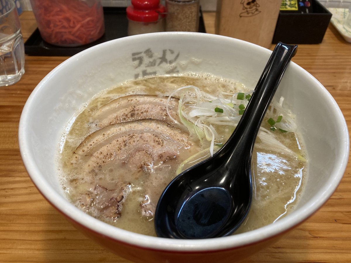 activenet_f's tweet photo. 今日のランチ

博多区博多駅南
「ラーメン海鳴（海鳴食堂）」さん！

個人的No.1の豚骨ラーメン🍜
濃厚でクリーミーなスープに
刻んだ玉ねぎがアクセントとなって食感も◎

魚介やイタリアンやトマトなど変わり種の味もおススメ✨

#ラーメン #飯テロ #企業公式ラーメン部
#企業公式冬のフォロー祭り https://t.co/3SXq31eeNV