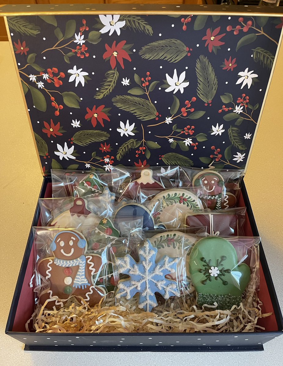 Cookiebaker219's tweet photo. Christmas Cookies completed! Went with the darker colors this year and added some new designs. I love that these were ordered as gifts 🎁 Hopefully, they’ll help make it even Merrier! 🎄🎅🏼🎁🥰 #sugarcookiesoftwitter #christmascookies https://t.co/kjndoJtgR9