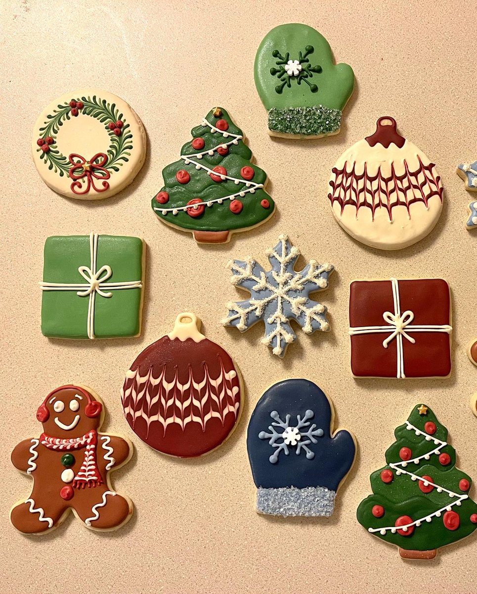 Cookiebaker219's tweet photo. Christmas Cookies completed! Went with the darker colors this year and added some new designs. I love that these were ordered as gifts 🎁 Hopefully, they’ll help make it even Merrier! 🎄🎅🏼🎁🥰 #sugarcookiesoftwitter #christmascookies https://t.co/kjndoJtgR9