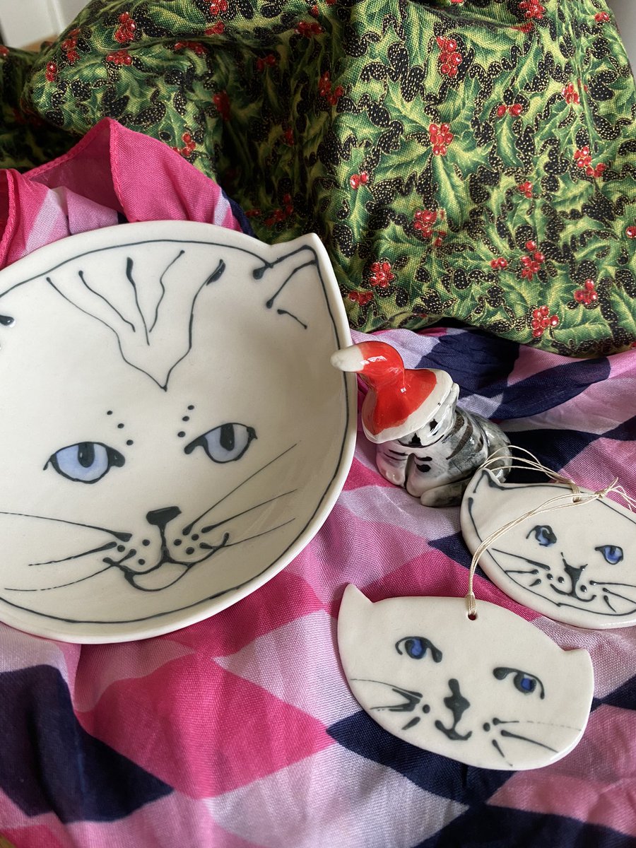 lisalikesstuff's tweet photo. Omg, everything is so ridiculously cute and I love it. The pink scarf, brilliant. The kitty plate can go on my plate wall! A Christmas pinny (??) that immediately reminded me of my Gran ♥️. And the little decorations are on my tree already. #SecretSantaNZ2022 https://t.co/ERqb1mOBew