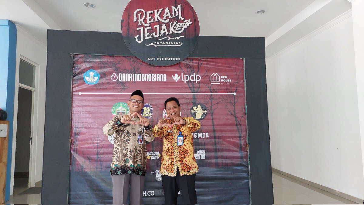 malisfuraida's tweet photo. Luar biasa, Ka Dinas Perpustakaan dan Kearsipan Daerah Blora melounching Pameran Buku sampai tgl 23 Desember 2022. Datang dan pilih buku sesukamu. Salam inovasi https://t.co/VlXPQ2ajfc