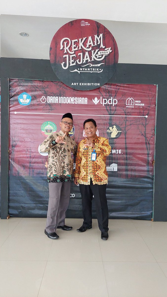 malisfuraida's tweet photo. Luar biasa, Ka Dinas Perpustakaan dan Kearsipan Daerah Blora melounching Pameran Buku sampai tgl 23 Desember 2022. Datang dan pilih buku sesukamu. Salam inovasi https://t.co/VlXPQ2ajfc