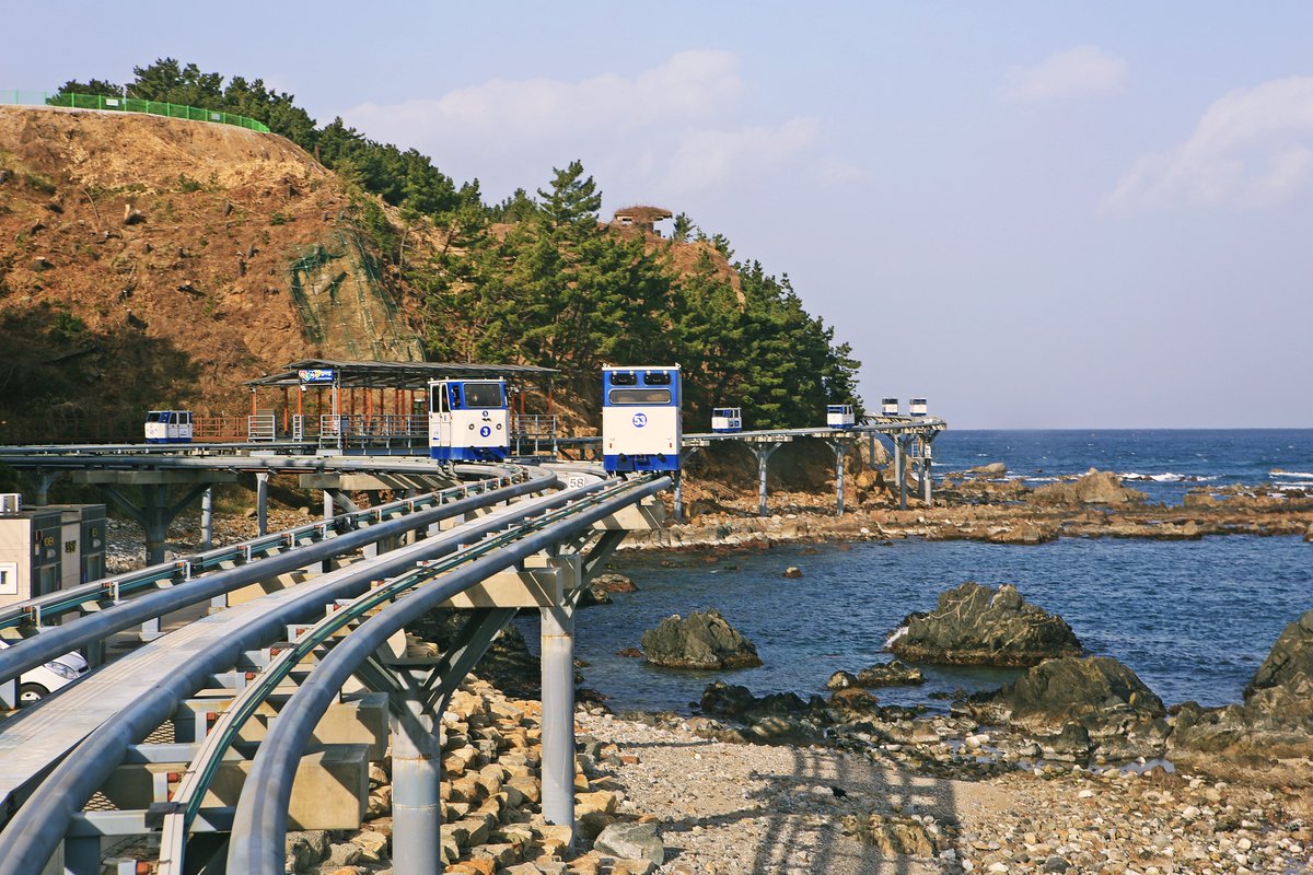 gumksl's tweet photo. #울진죽변해안스카이레일 

울진 죽변항에서 죽변해안스카이레일, 
 청 빛 겨울바다 해안가로 이어지는 모노레일을 타고 내려와 산책���며 죽변등대, 하트해변까지 걸었어요.
진 죽변항에서는 24일~ 25일간 수산물축제가 열려요
#울진가볼만한곳 
#울진죽변항 
#울진죽변해안스카이레일
#수산물축제 https://t.co/LZmEfQ6sEo
