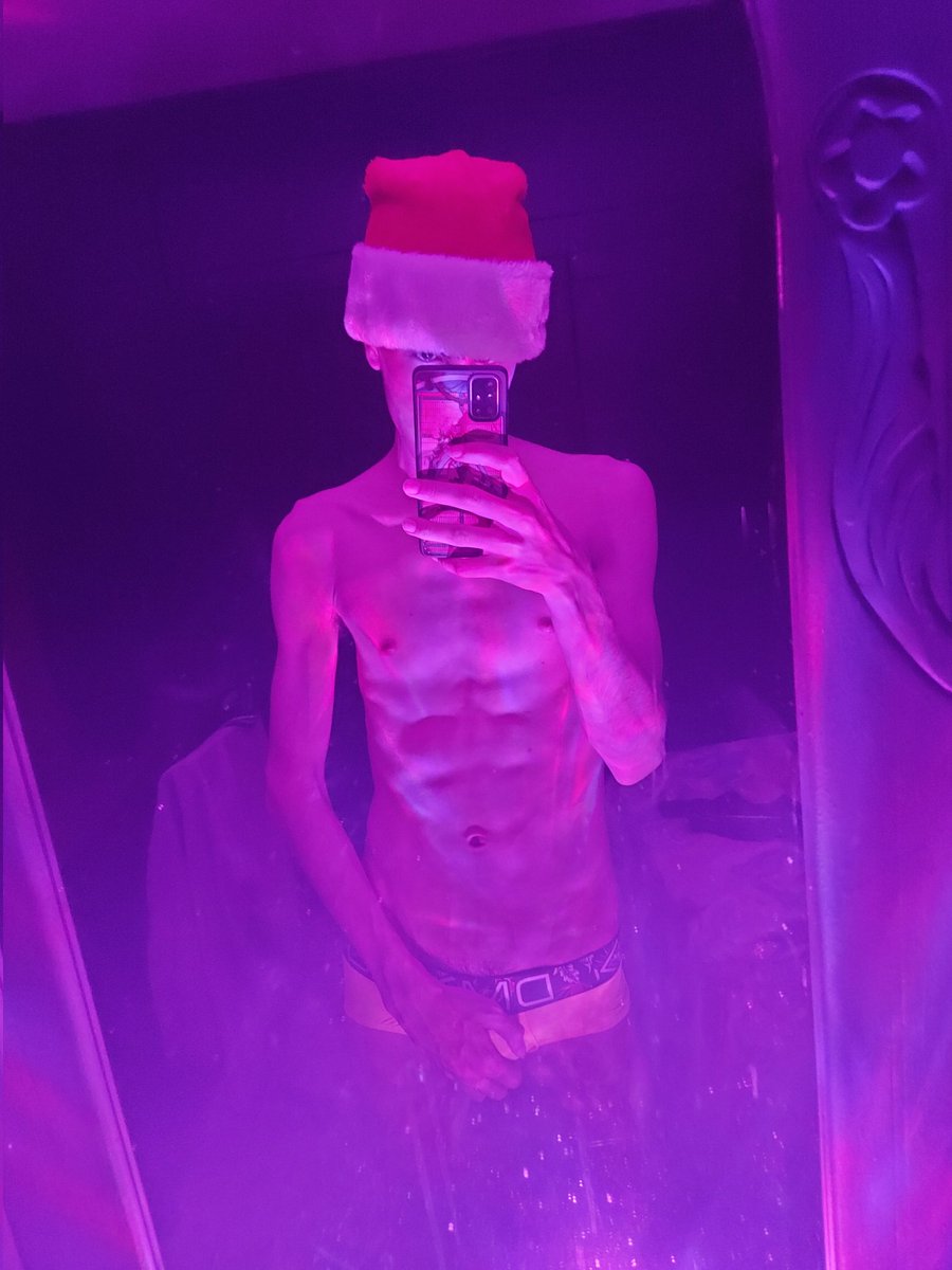 Its_JohnHung's tweet photo. Santa tiene un gran regalo para los niños buenos esta navidad 😌🌟 https://t.co/ZLEsHRgwaL