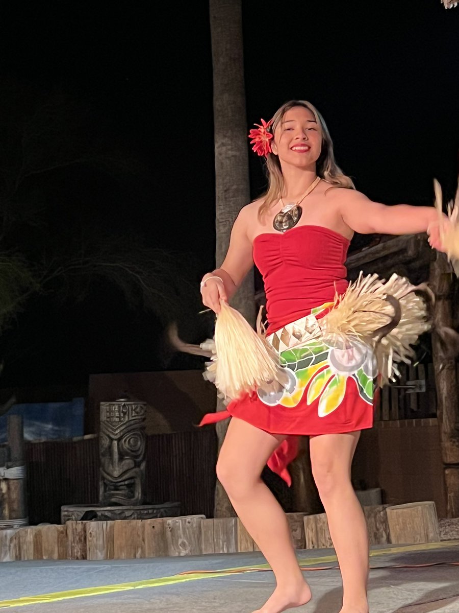 moosie02's tweet photo. What an amazing night. Celebrating Christmas with 406 family Hawaiian style @D66Celest @cat_thanner @Mcolondres1010 @0406SASM https://t.co/mdLdA0h8tm