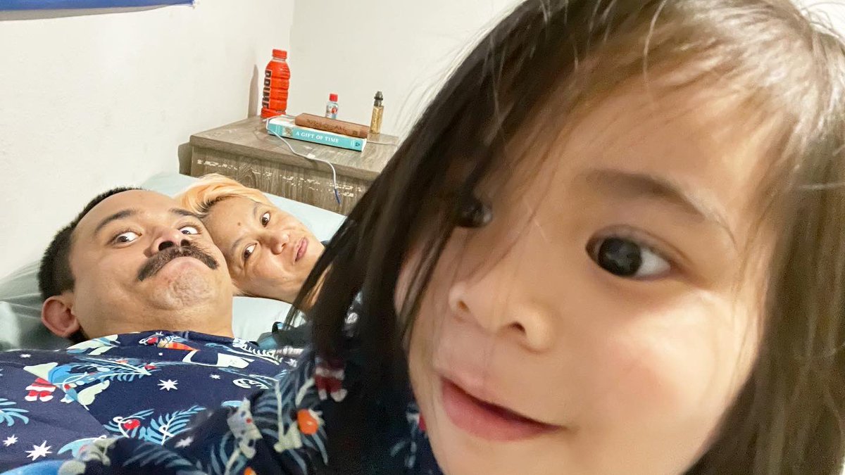 sugarmamajaye's tweet image. #familymatchingpjs #christmasdinosaursonesies #grrr #tryingtostaywarm #itscold #brr #rezfam #mamadadamk #dontworrymaemaegotonetoo #❤️❤️