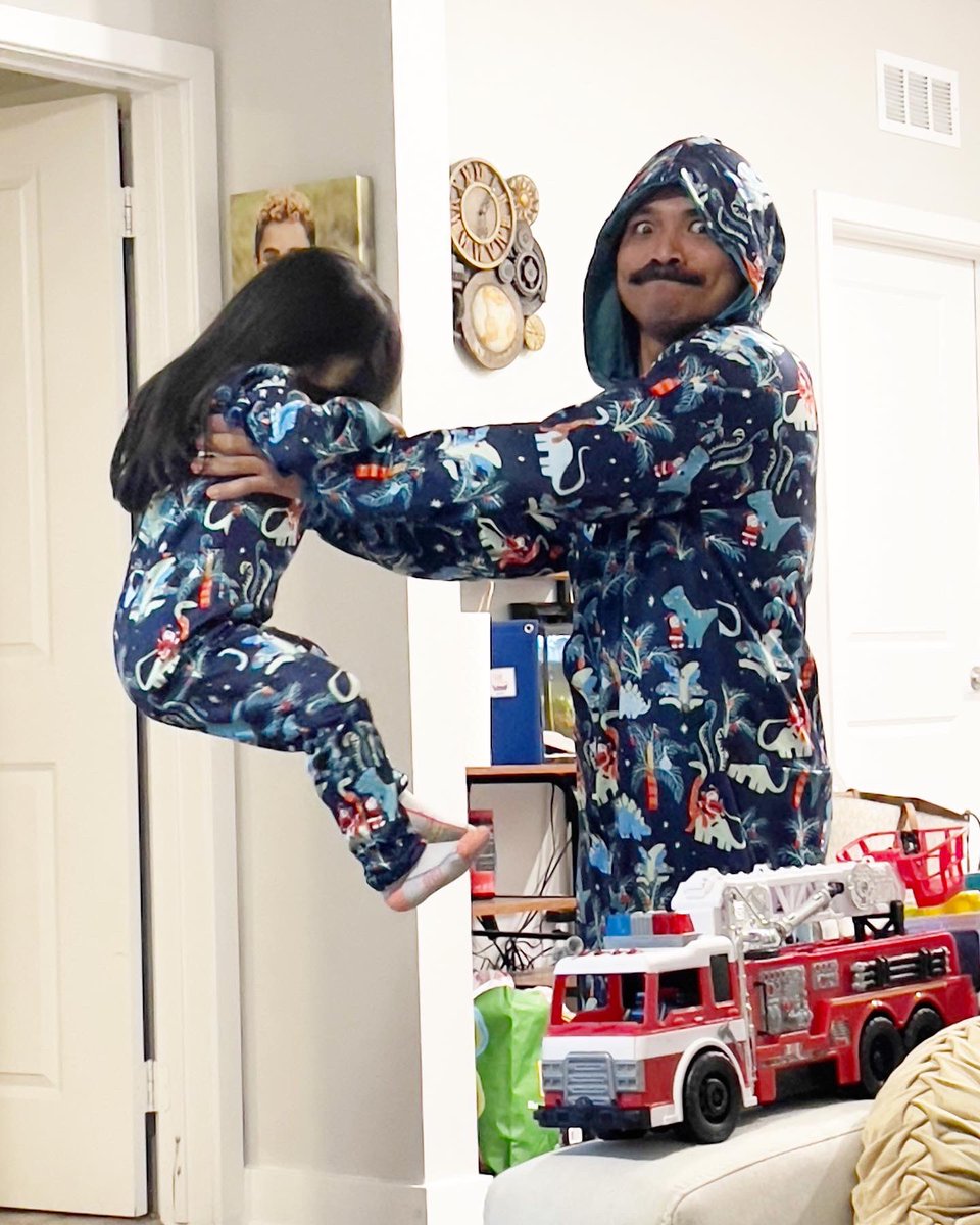 sugarmamajaye's tweet image. #familymatchingpjs #christmasdinosaursonesies #grrr #tryingtostaywarm #itscold #brr #rezfam #mamadadamk #dontworrymaemaegotonetoo #❤️❤️
