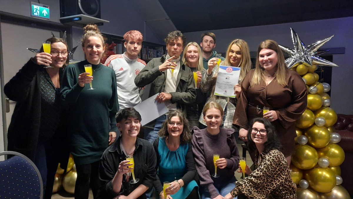"Het is een droom die uitkomt om #Jeugdhulp te helpen verbeteren." (deelnemer) Vanavond in #Katwijk weer een enthousiaste groep #ExpEx die hun certificaat hebben gehaald! En één van de #jongeren uit de eerste groep is tot trainer opgeleid. Hoe mooi is dat? 1