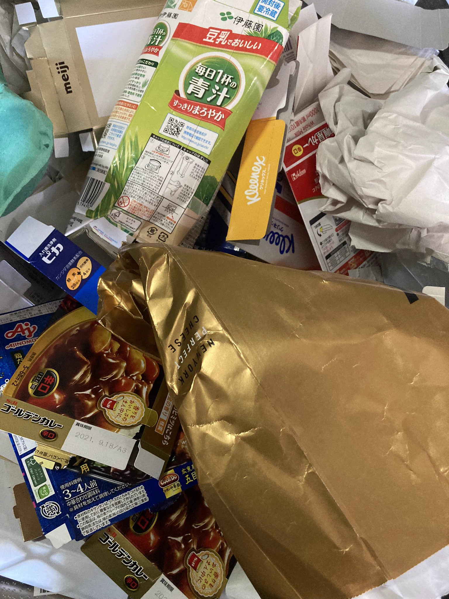 金や銀の紙は再生されない！？カレーやお歳暮の箱を捨てるときは注意。