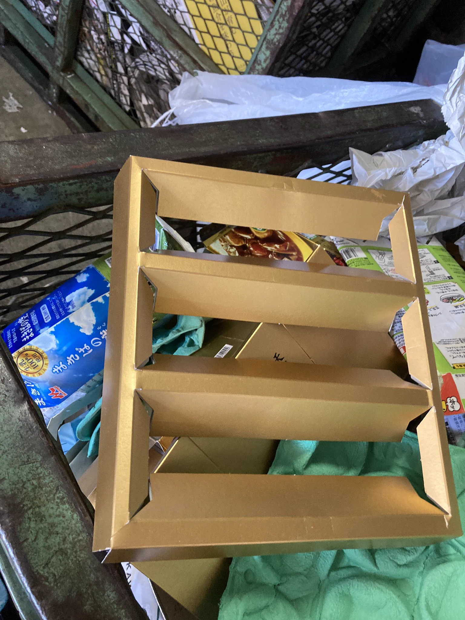 金や銀の紙は再生されない！？カレーやお歳暮の箱を捨てるときは注意。