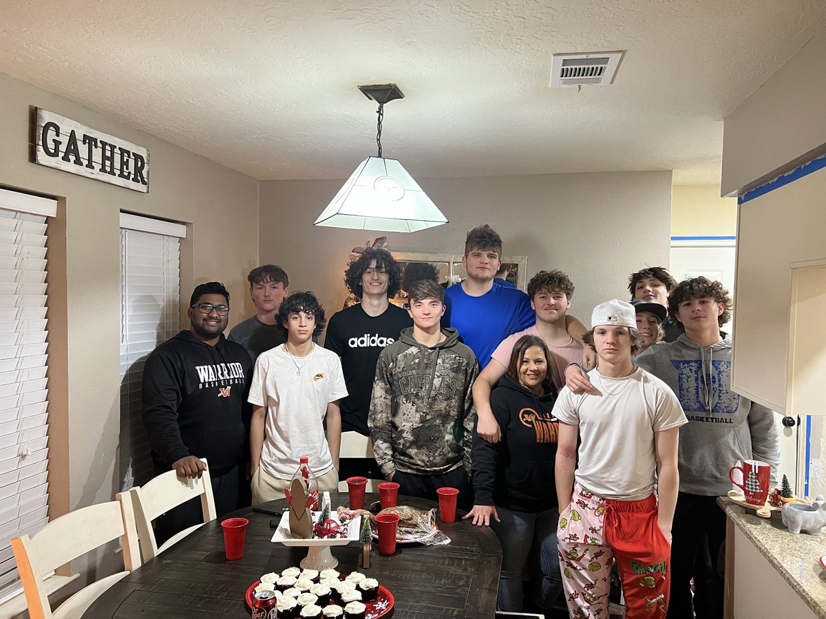 WHSBasketba11's tweet photo. Special thank you to @MasonScarborou6 and his mom for hosting team dinner today! #ONEFAM https://t.co/SirraMC6kp