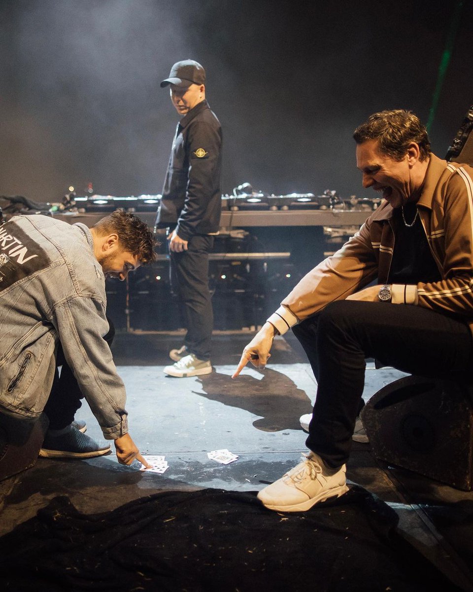 MartinGarrix's tweet photo. what to do when the sound shuts down mid-show?? ♥️♦️♠️♣️ @tiesto https://t.co/2Cm8kbWNlb
