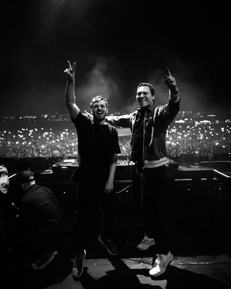 MartinGarrix's tweet photo. what to do when the sound shuts down mid-show?? ♥️♦️♠️♣️ @tiesto https://t.co/2Cm8kbWNlb