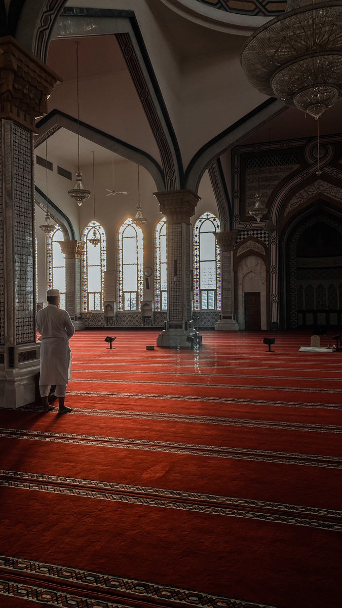 binyasir's tweet photo. ثم قام يصلّي في المحراب… مرتّلاً آيات الكتاب
فتنبّه قلبه لمعنىً عظيم… 
من فَهِمهُ فهو على الصراط المستقيم
فجَرَتْ دموعه تسيل على خدّيه… وإلى ربّه قد رفع كفّيه
1/2 https://t.co/jdehDjQYfo