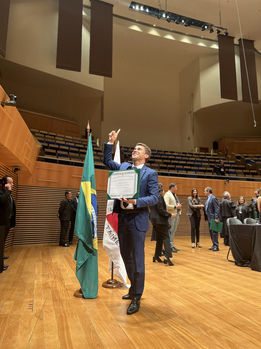 Esse diploma é nosso. Obrigado Deus, família e eleitores. Estarei nas trincheiras por vocês.
