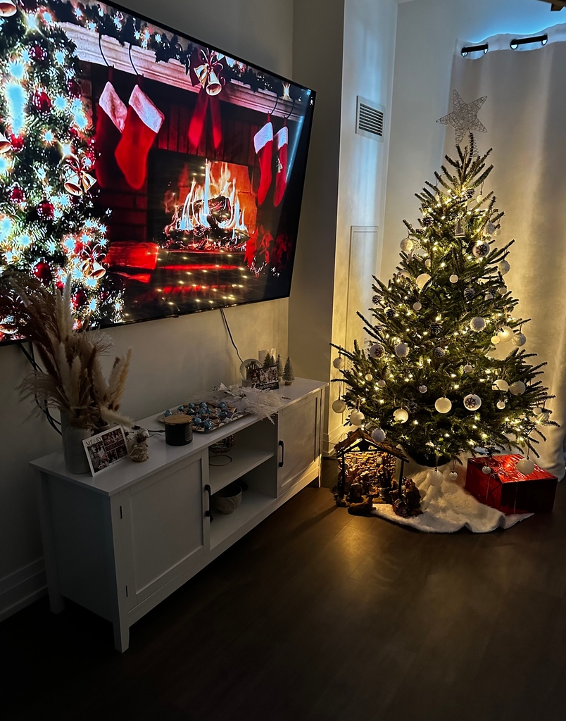 homesbygabriel1's tweet photo. Christmas is in full bloom 🎄
.
.
.
.
#christmas #tistheseason #decore #decorations #christmastree #ornaments #presents #freshtree https://t.co/BA12TuHYwO
