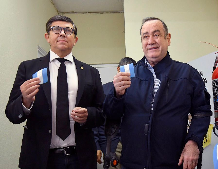 KLopezOliva's tweet photo. El presidente @DrGiammattei inauguró el Centro de Impresión de Pasaportes en Quetzaltenango para reducir el tiempo de trámite y entrega del documento. Gracias a la descentralización de servicios se agiliza la atención a la población, una prioridad del @GuatemalaGob. https://t.co/WK7IjHSqUJ