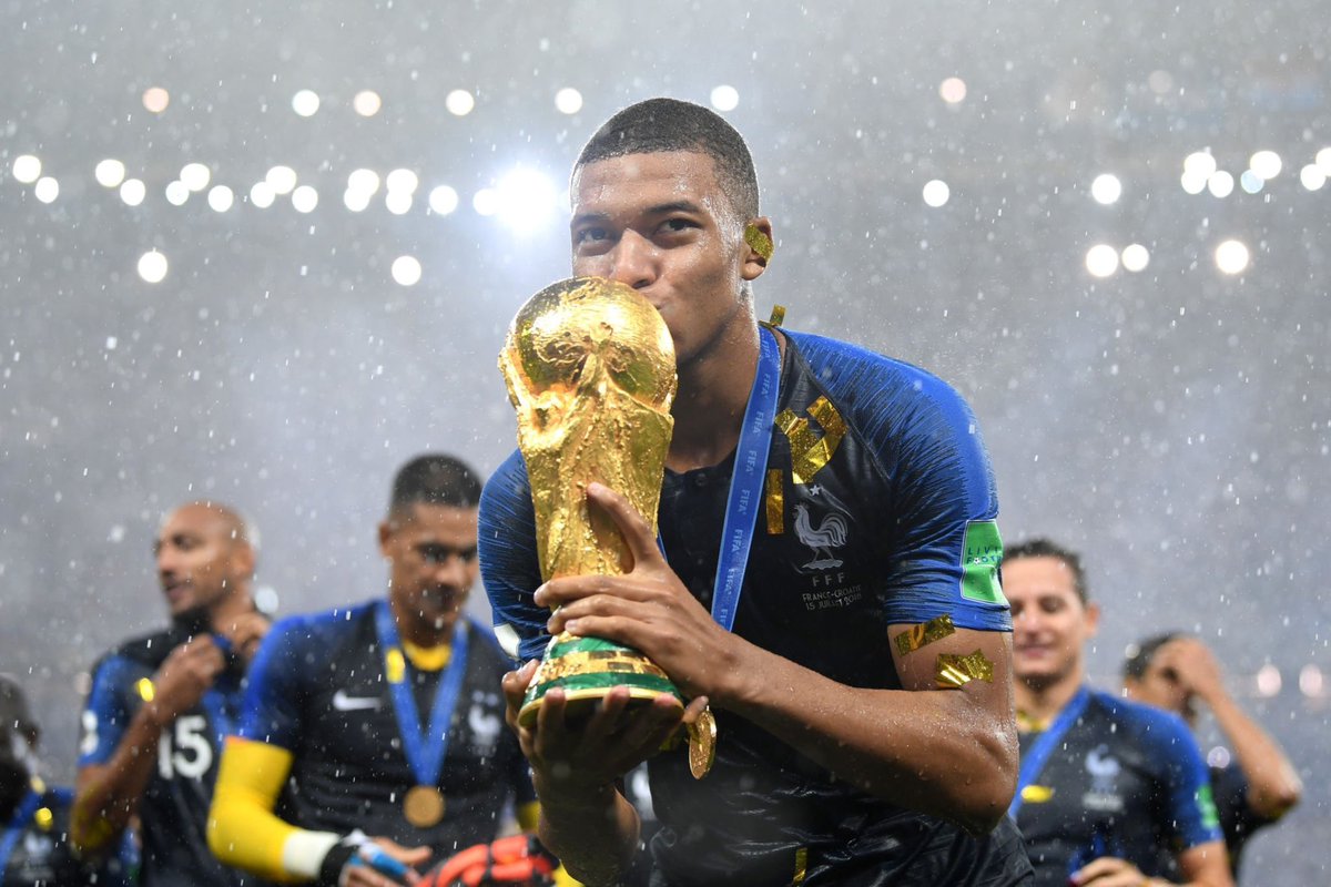 VibesFoot's tweet photo. Joyeux anniversaire à Kylian Mbappé qui fête son 24e anniversaire. 🎂

Un petit qui a déjà sa place parmi les grands, les très grands. ✨ https://t.co/3EutizxAui