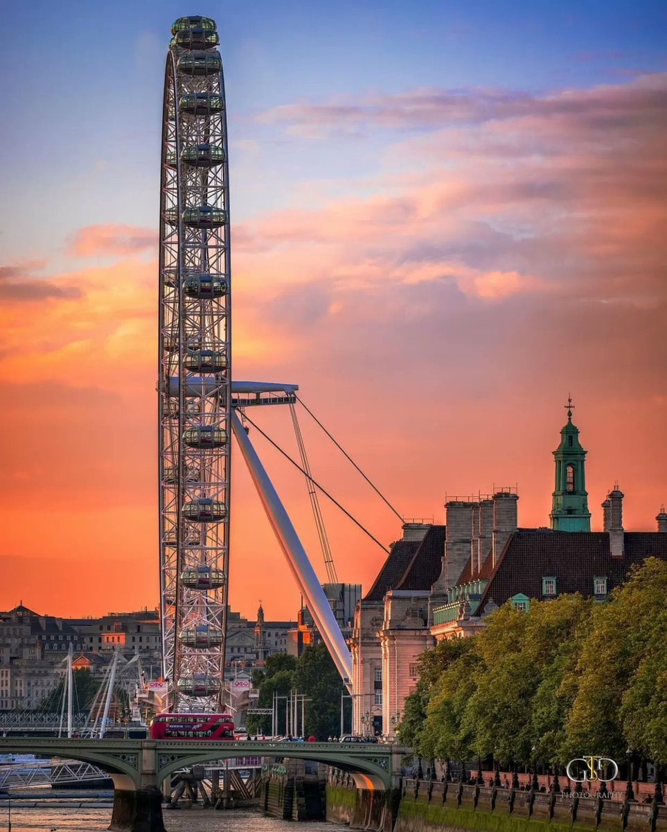 “The wheel and the sunset” #TheLondonEye #London #UK ⁦<a href="/TravelersLondon/">London Explore 🇬🇧</a>⁩ ⁦<a href="/TheLondonEye/">The London Eye</a>⁩ ⁦<a href="/visitlondon/">Visit London</a>⁩ ⁦<a href="/londonpopbox/">Londonpop</a>⁩ 🇬🇧 #ferriswheel #evening #colours #light #iconic #architecture #beautiful #sunset #cityscape #photography 📸: by ggts | IG 🎡🌇