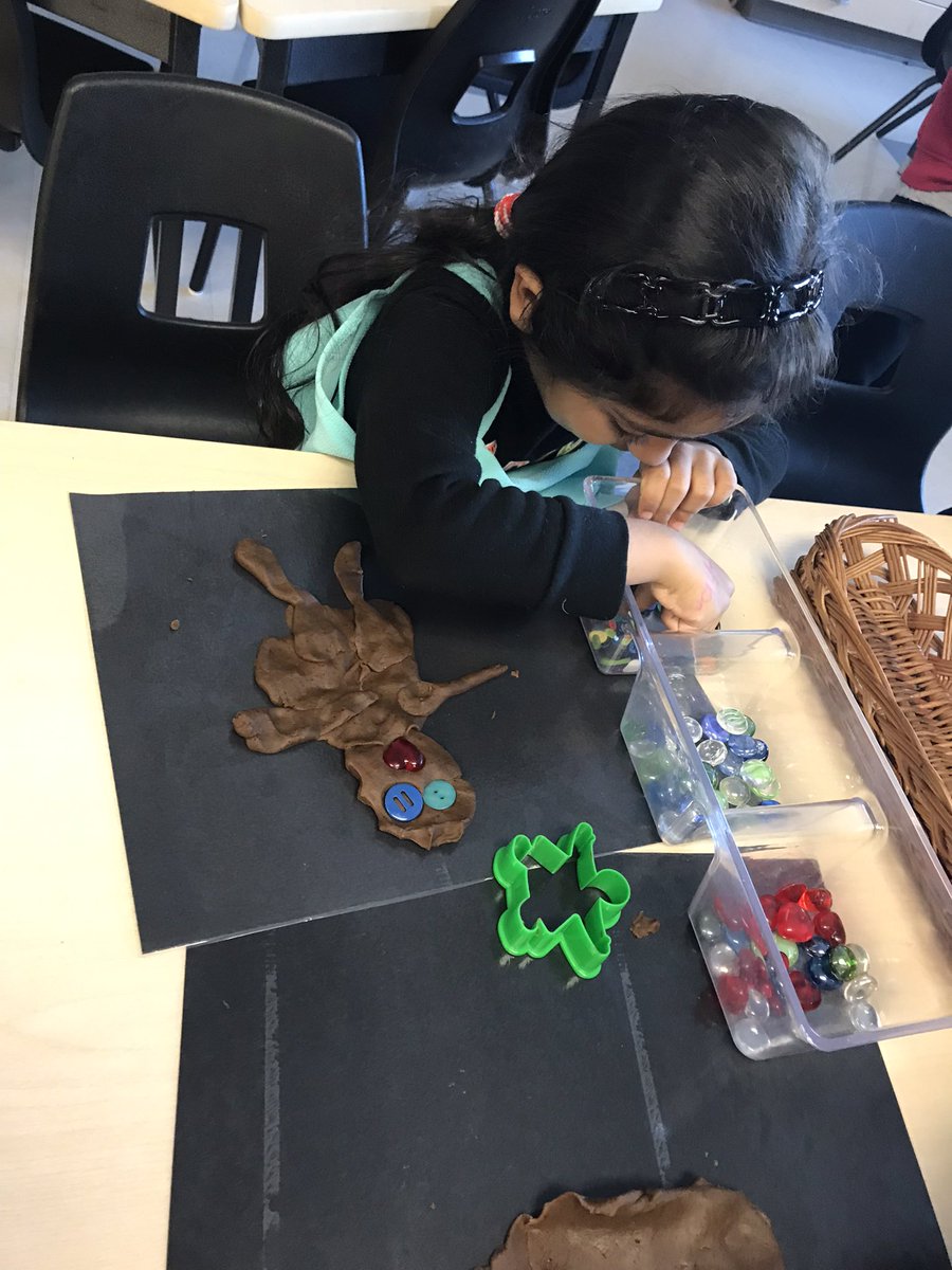 In K3 today we Used loose parts to create a person with play dough. Play dough play encourages language and literacy, science and math skills. Child “A” I used two buttons for the eyes and one heart for the mouth.