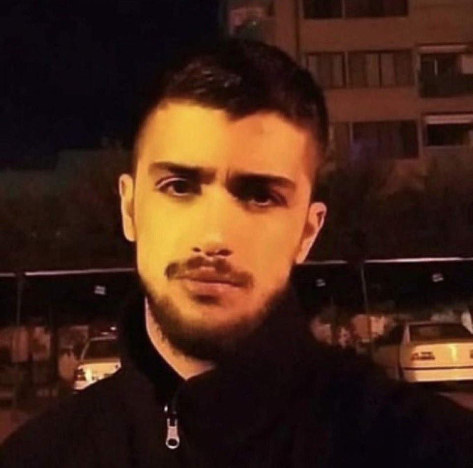 YanEstradax's tweet image. 🇮🇷 | URGENTE: El régimen iraní planea hacer efectiva la ejecución del campeón de karate de 22 años Mohammad Mehdi Karami al amanecer de este martes. 

Miembros de la oposición iraní piden máxima difusión para detener esta ejecución. #MahsaAmini