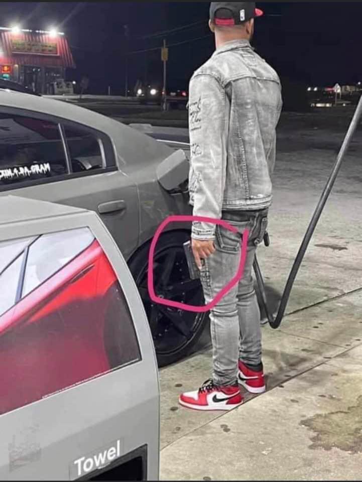 layxsnv's tweet photo. What city is he pumping gas in
😳 https://t.co/PoOhkDvHIE