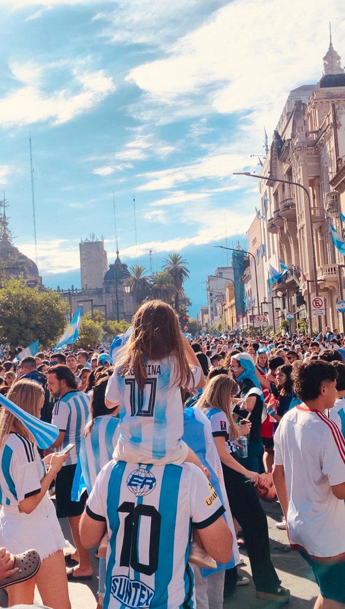 Lolaostera's tweet photo. Lo lindo de ser Argentino 🇦🇷 
18-12-22 https://t.co/VYZG71wIFH