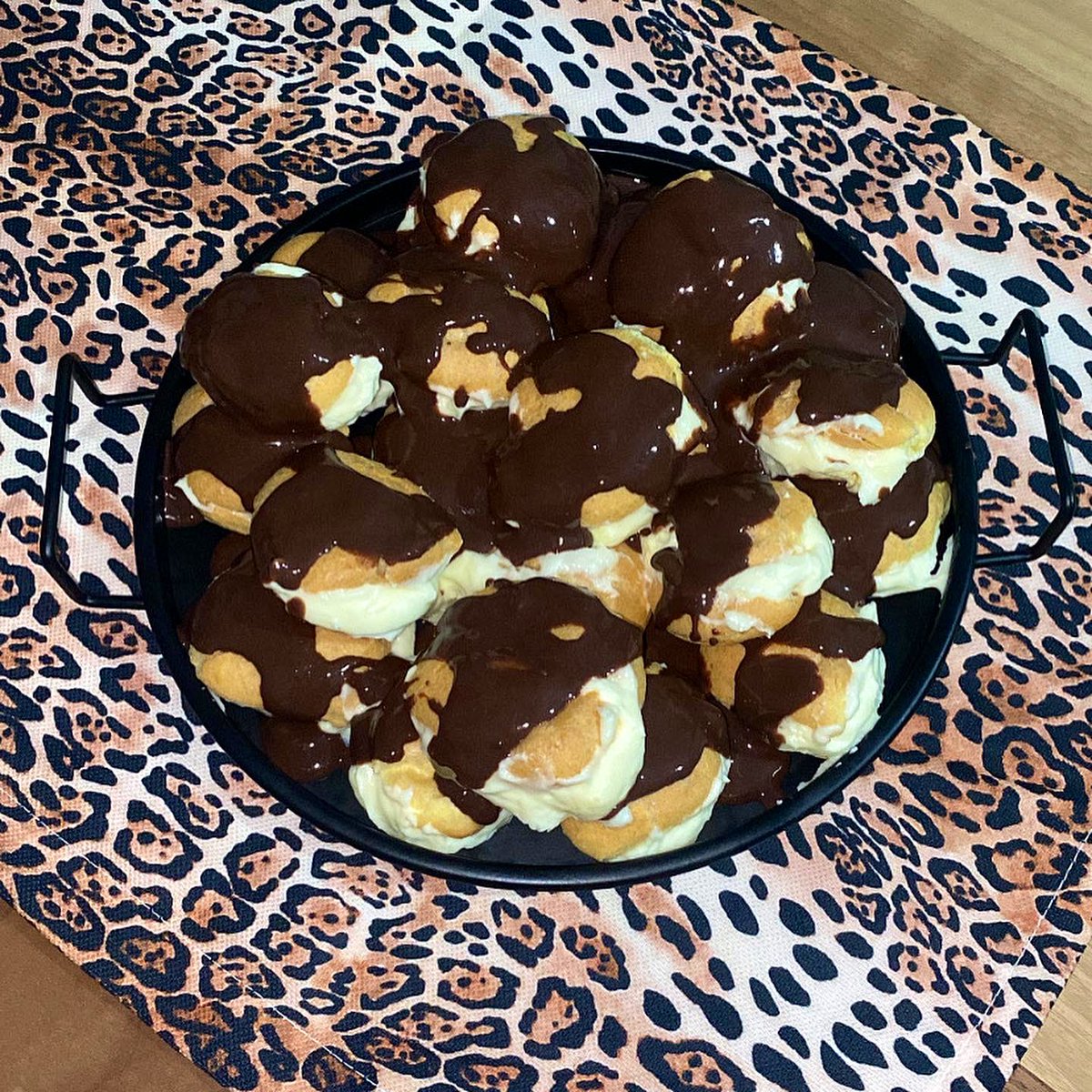 gulsedamutfagi's tweet photo. PROFİTEROL - DR. OETKER🌹 @droetkerturkiye
#chocolate #choco #chocolatte #toptags #dessertlover #chocolateaddict #chocolateheaven #chocolade #chocolateporn #chocolofver #instachoco #chocolatelove #chocolatelover #chocolat #chocolates #foodpics #sweettooth #keşfetteyiz #fyp https://t.co/tAsJylmiyw