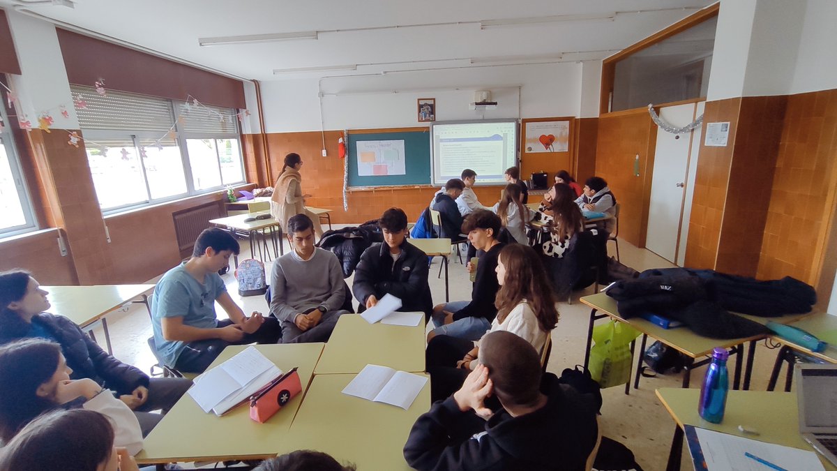 FranciscanasCor's tweet photo. No marco dos foros de debate "Pensar en igualdade con Miras Amplas" desenvolvidos por Aventeira, en 1.º de Bach traballamos sobre a importancia da música e a publicidade na socialización da infancia, adolescencia e mocidade desde unha perspectiva feminista. https://t.co/ehu6wGbY8E