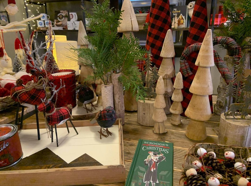 LhrManhim's tweet image. With Christmas right around the corner, it's the perfect chance to pick up some decor to transition your space. Make sure you stop by Pine Cone Mercantile &amp;amp; North Woods Bread Co! 🎄👉lakehomes.site/3UstINg 

📷| @pineconemercantile
 #Christmasdecor #Decor #adklife #adirondac ...