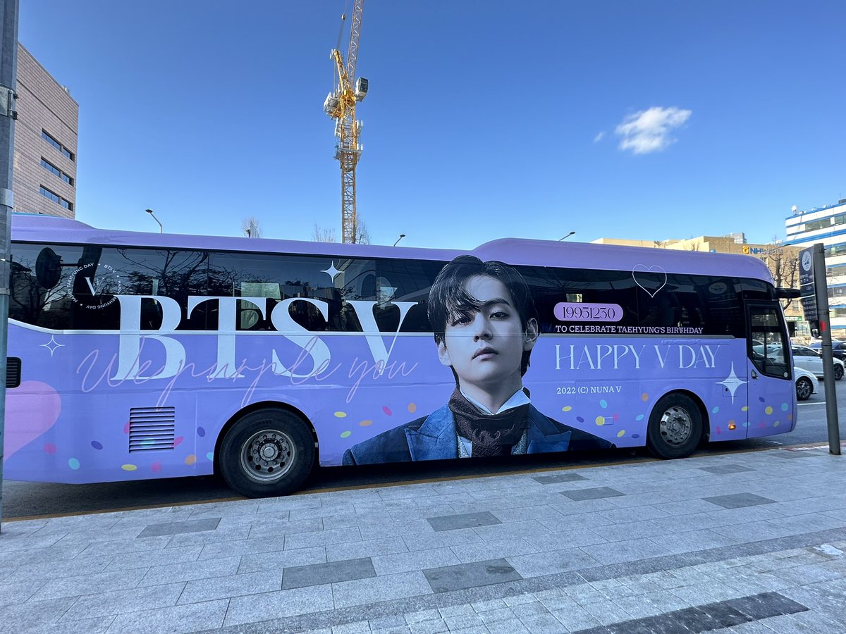 jkaoi_97's tweet photo. 実は韓国に行ってきました*⋆✈❤︎🇰🇷
最高に幸せで楽しかったです☺︎
HYBEの前はテテのセンイル🐻💚💚
バスが可愛すぎました🫣❤︎❤︎

①
#韓国 
#テテセンイル 
#Vセンイル https://t.co/g6YzuVkXxF