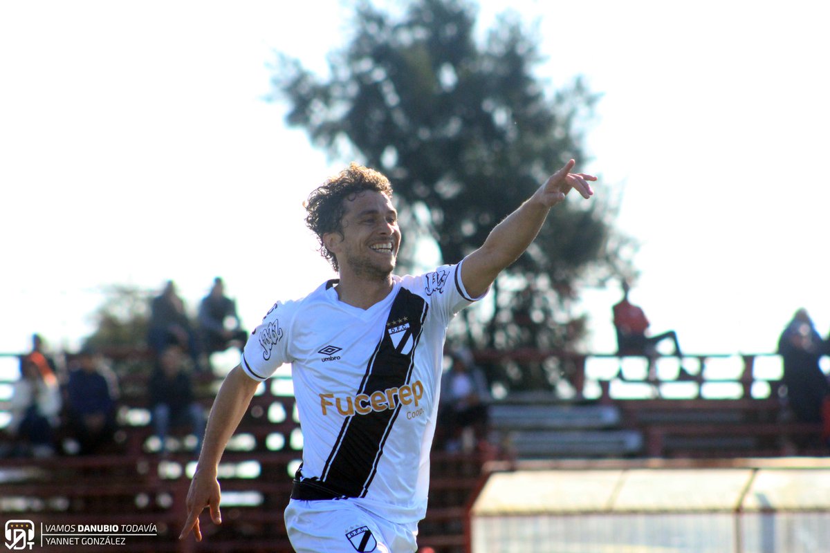 DePrimeraWeb's tweet photo. Danubio: Plan recambio

El franjeado con la mira en 2023, ajusta el plantel y prepara una nueva camiseta.

🔗 https://t.co/b23Caeeshy
✍️ @JuancaUmpierrez https://t.co/yFGp2fhyTA