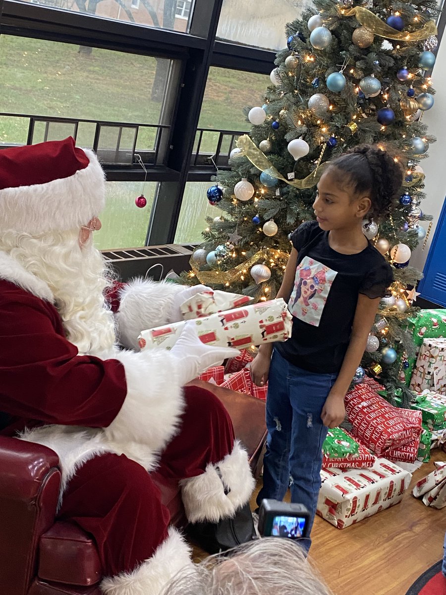 KatzenbachNJSD's tweet photo. Thank you to @HLAAEssexCounty and @HireTotal for providing such a special morning for our students.π€π
#katzenbachschool #ASL #christmas #signingsanta #bilingual @NewJerseyDOE https://t.co/DzRPIsw00A