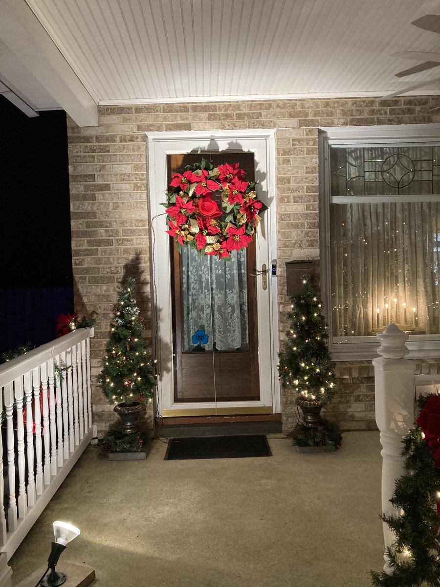 PReduzzi's tweet photo. We’re famous 🎄 https://t.co/B2lLIkV1Z1